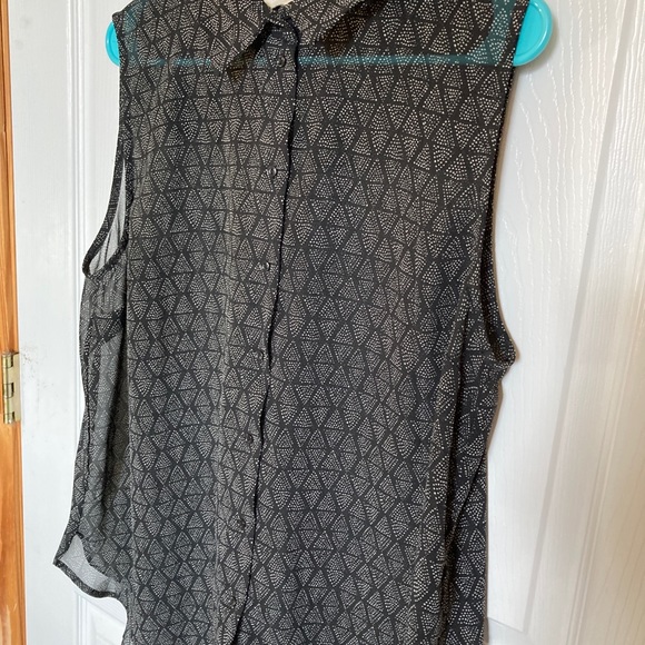 Button up sheer tank - Picture 3 of 7